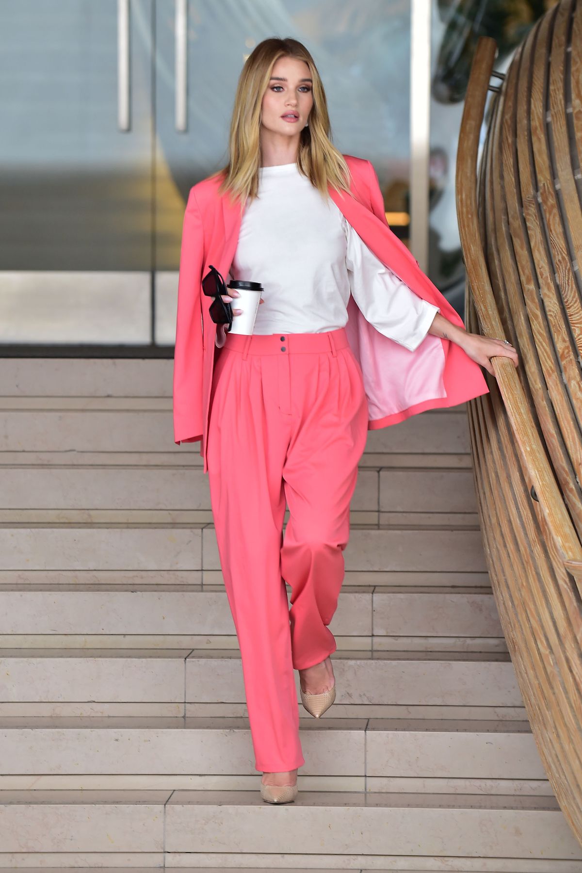 Outfit der Woche: Rosie Huntington-Whiteley trägt pinken Designer