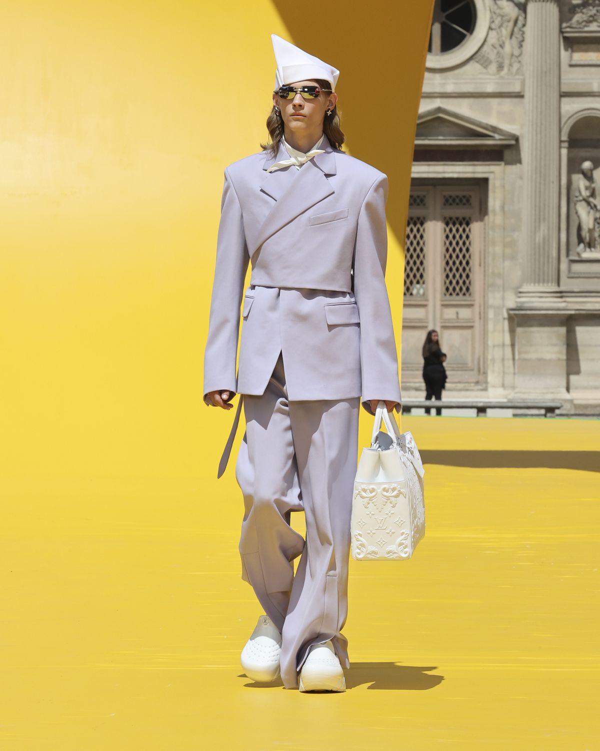 Louis Vuitton Paris Menswear Frühjahr Sommer Modell tragen graue  kragenlosen Hemd winzige Perlmutt Knöpfe und Schleife Befestigungstechnik,  weiß Stockfotografie - Alamy