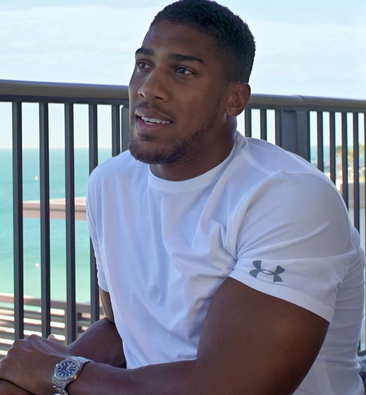 Foto: Gisada bringt Anthony Joshua zur Duftpremiere nach Berlin.