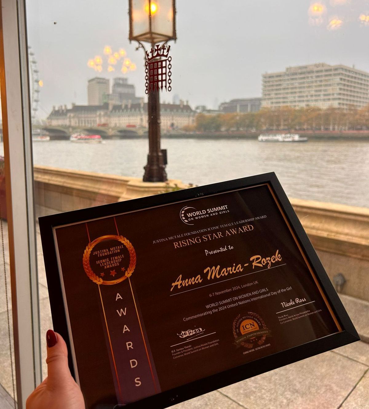 Foto: Anna Maria Rożek räumt Award in London ab.