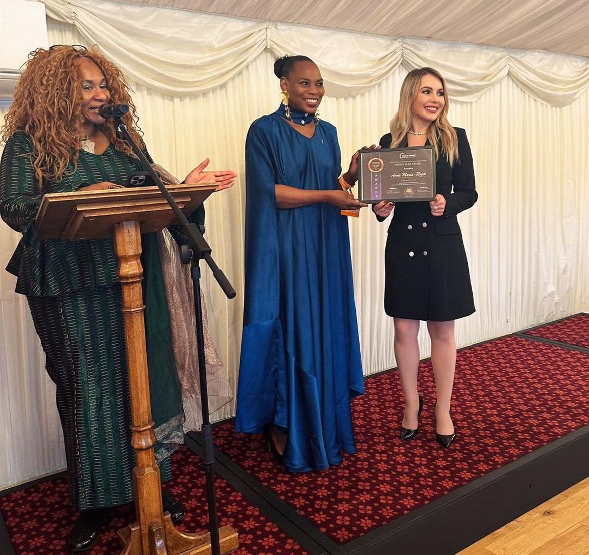 Foto: Anna Maria Rożek räumt Award in London ab.